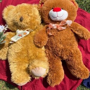 CUTEST Two OVER sized Teddy Bears. ABSOLUTELY CUDDLY & Super SOFT 26”
LIKE NEW